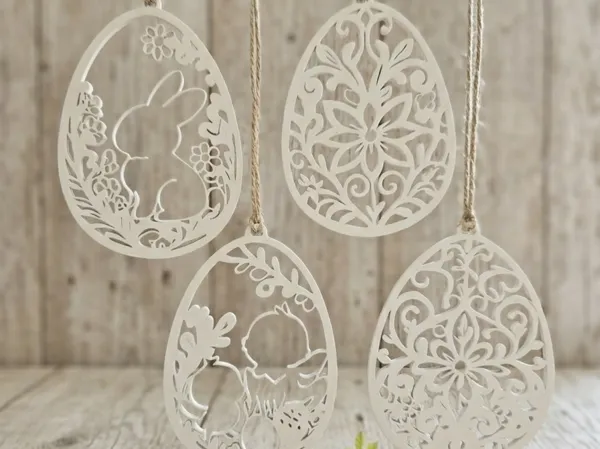 Œufs décoratifs de Pâques avec lapin