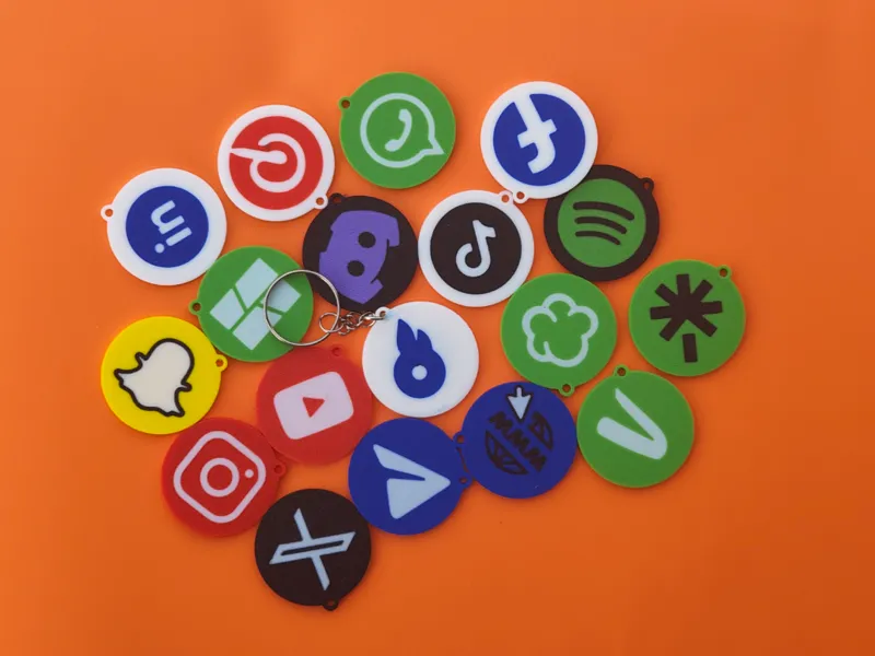 Custom NFC Keychain – 18 Social Media Platforms