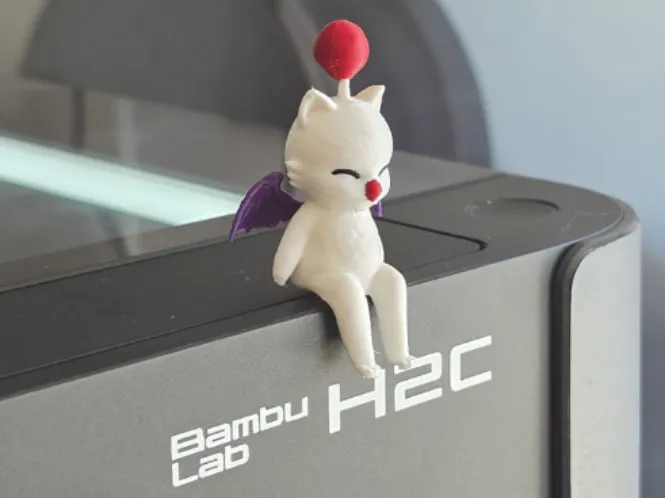 moogle sentado en la repisa compañero de monitor