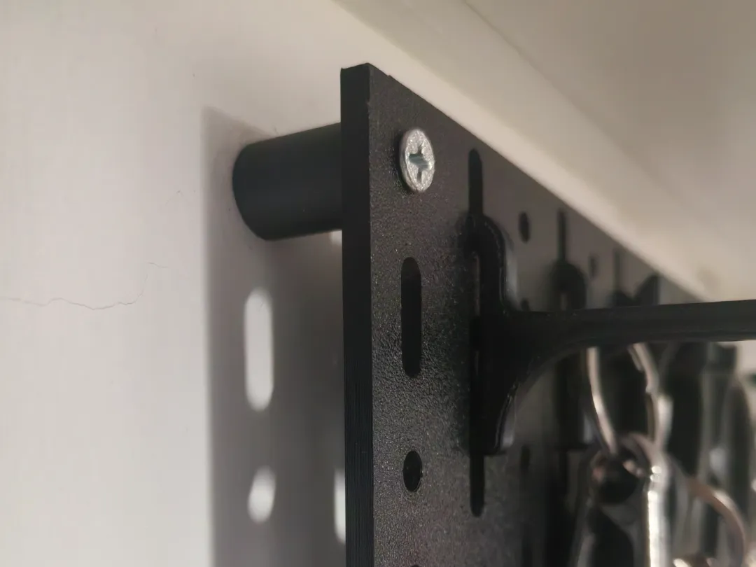 Support de fixation pour panneau perforé