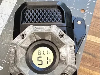 Outdoor container w/ integrated hygrometer