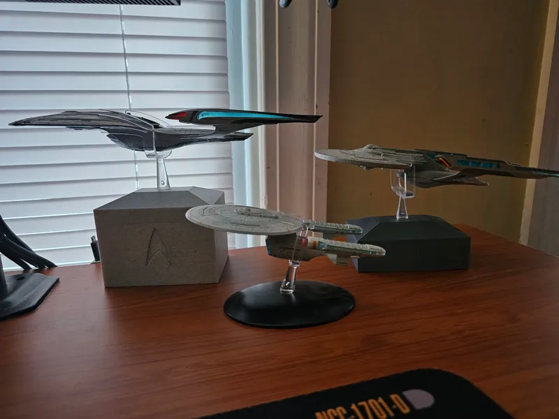 Eaglesmoss / Fanhome Star Trek Ship Stand Risers