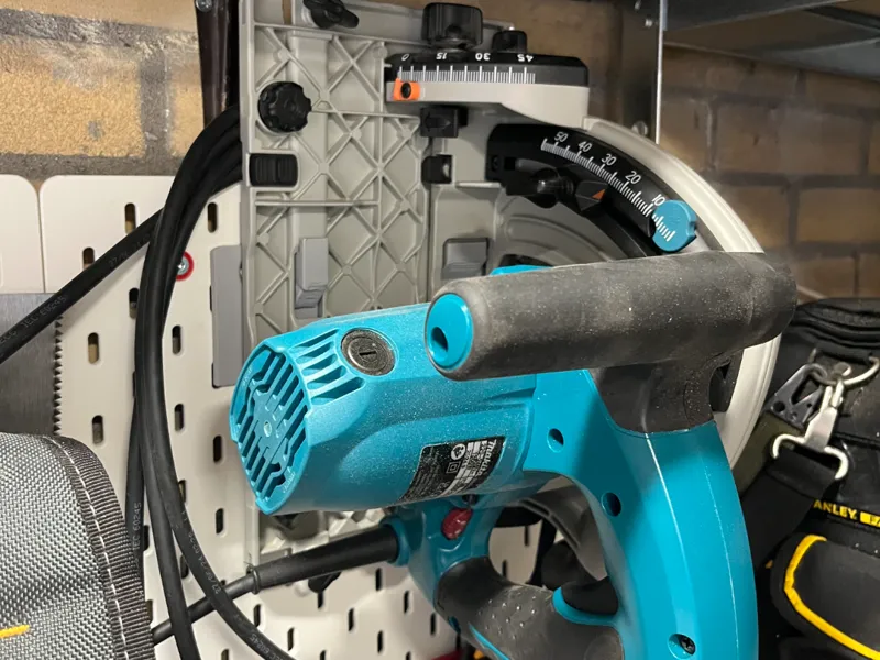 Makita sp6000 tracksaw mount for skadis pannel