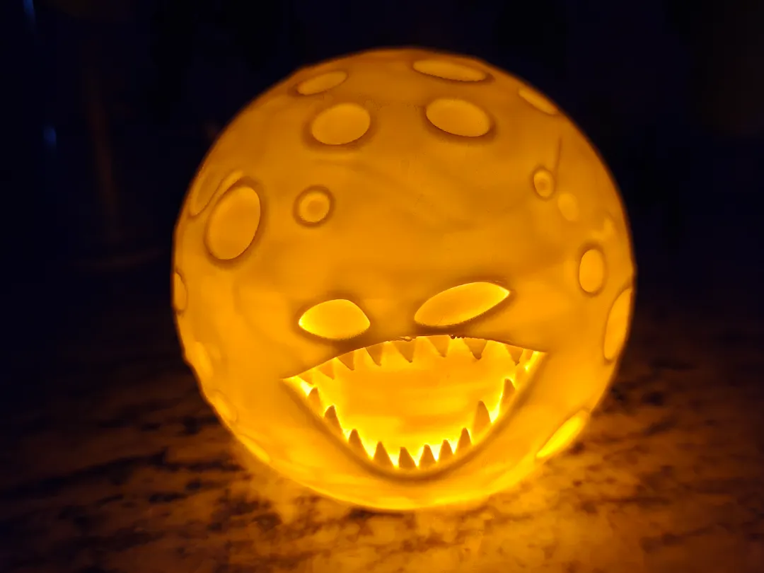 Lune en colère décorative
