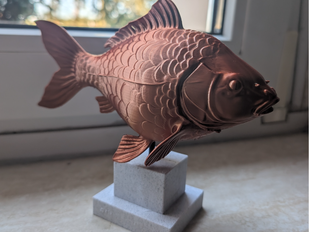 Karpfen Statue auf Sockel