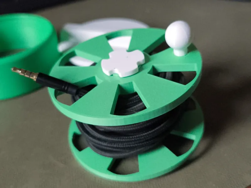 Spool winder headphone cable