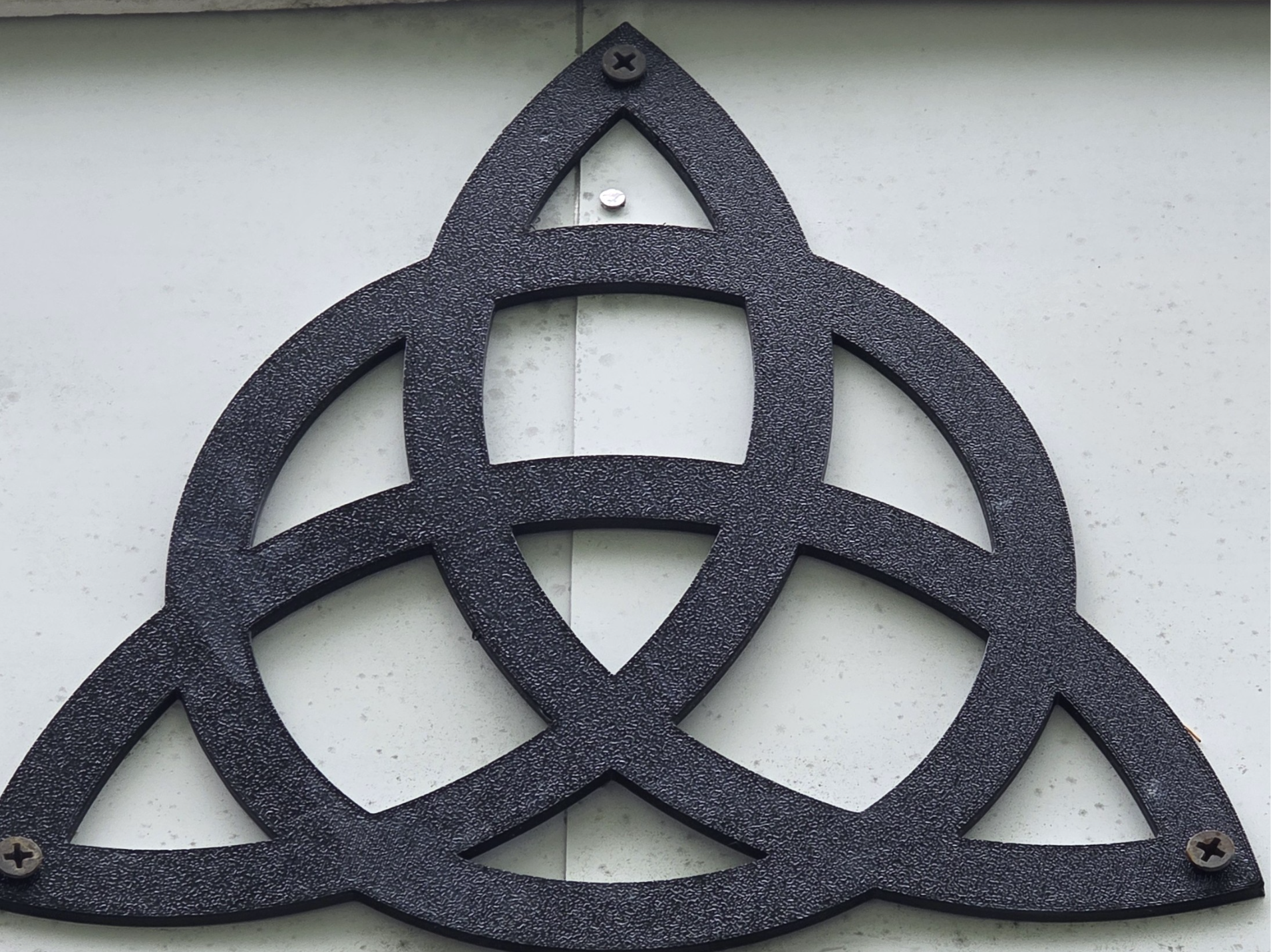 Triquestra knot with screw holes