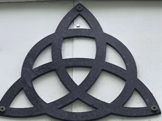 Triquestra knot with screw holes