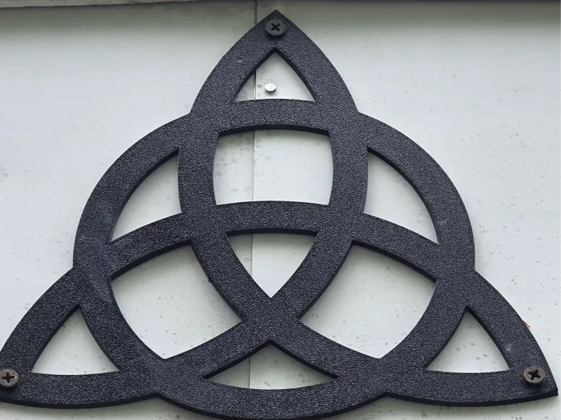 Triquestra knot with screw holes