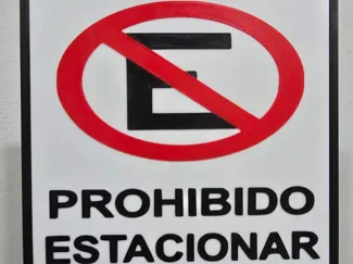 cartel prohibido estacionar