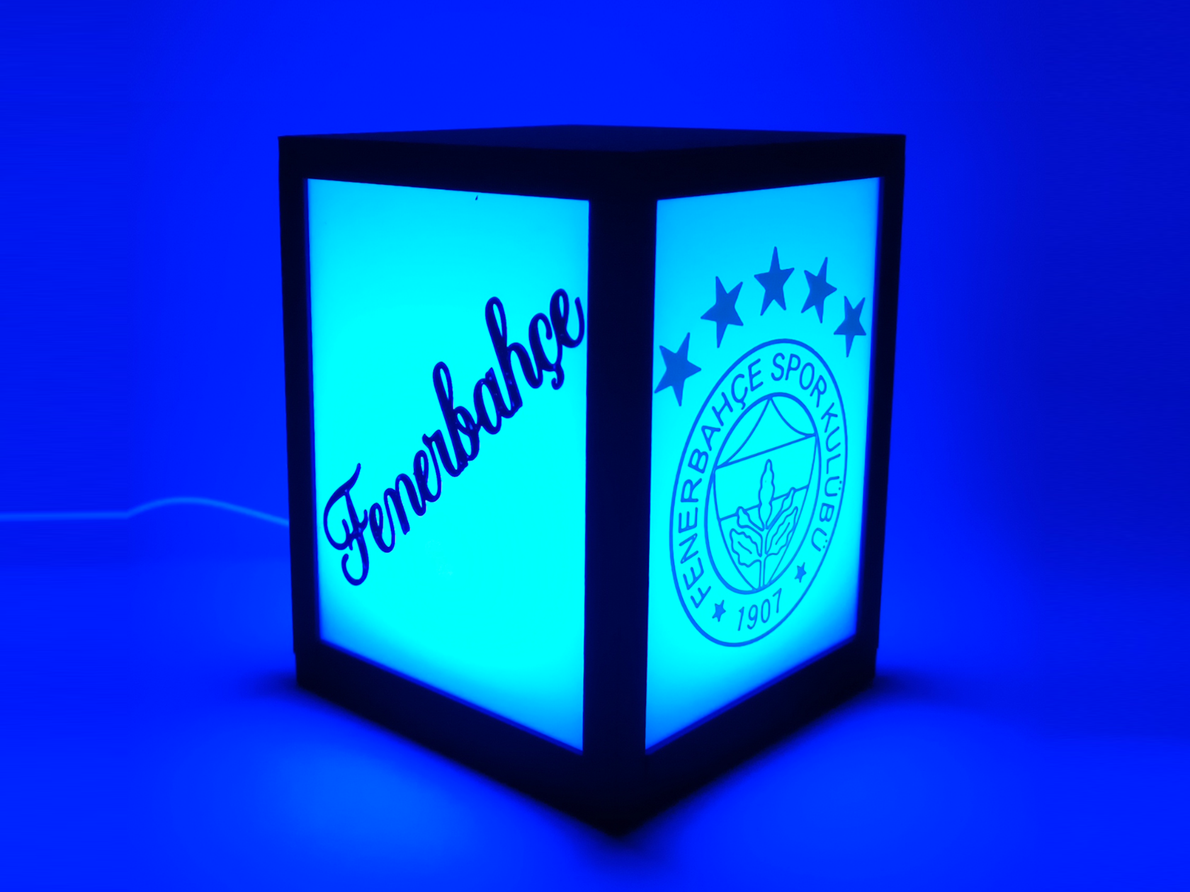 Modulare LED-Lampe mit wechselbaren Seitenpaneelen