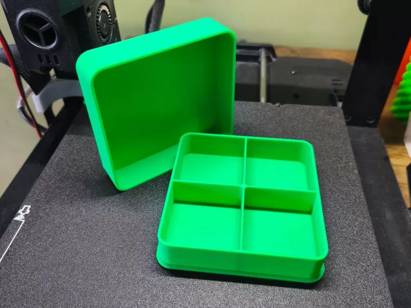 Storage box for small items with a lid 100x100