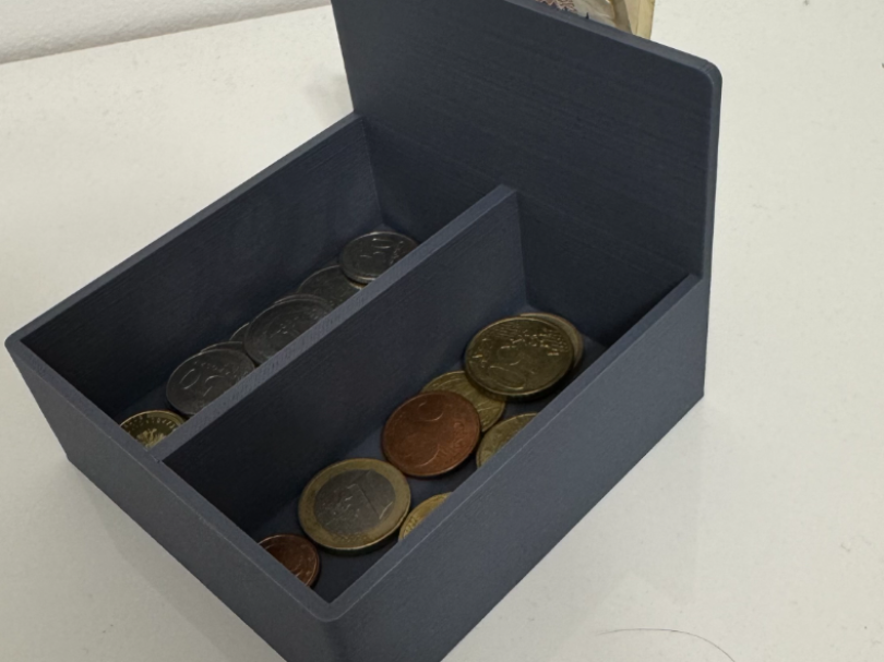 Money organizer with a clip