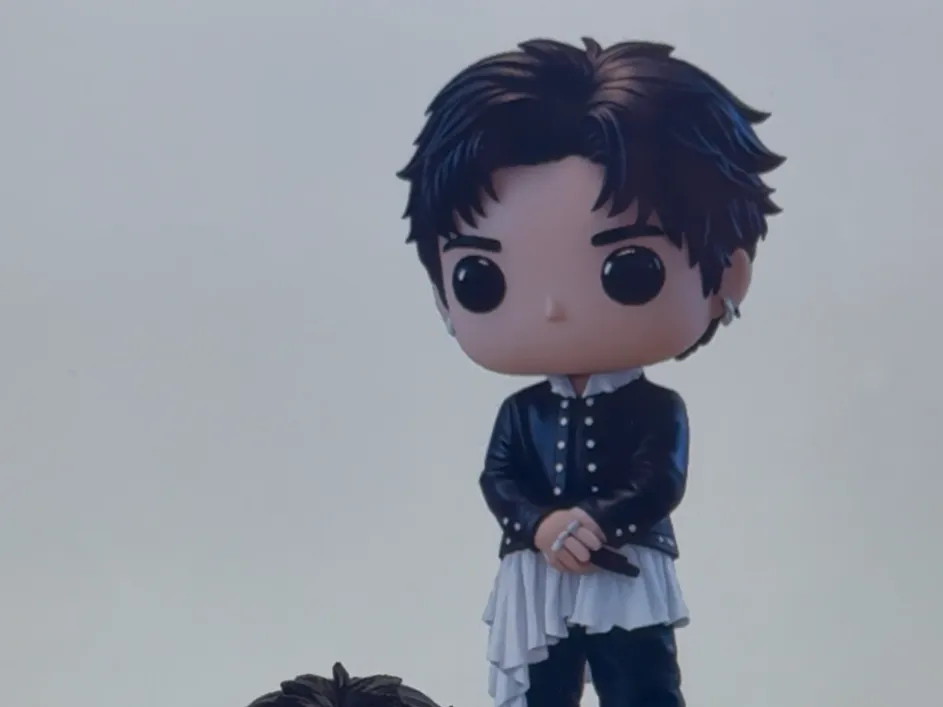 Figura decorativa: figura tipo funko de suga bts,para pintar a mano. Referencia del modelo original.