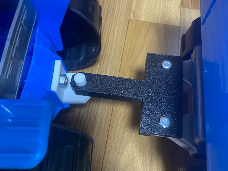 Toy tractor hitch