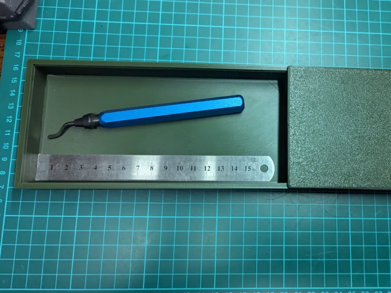 Box mit Schiebedeckel mit magnetischem Verschluss