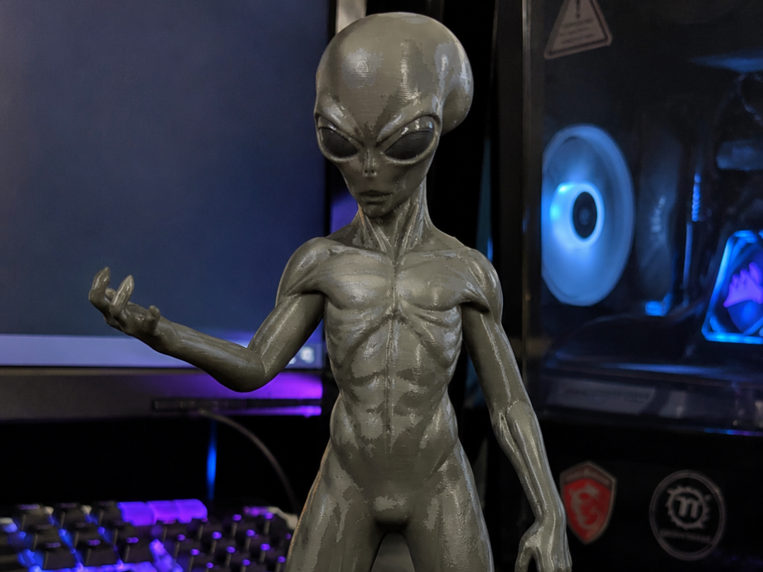 Alienígena serio en pose de villano