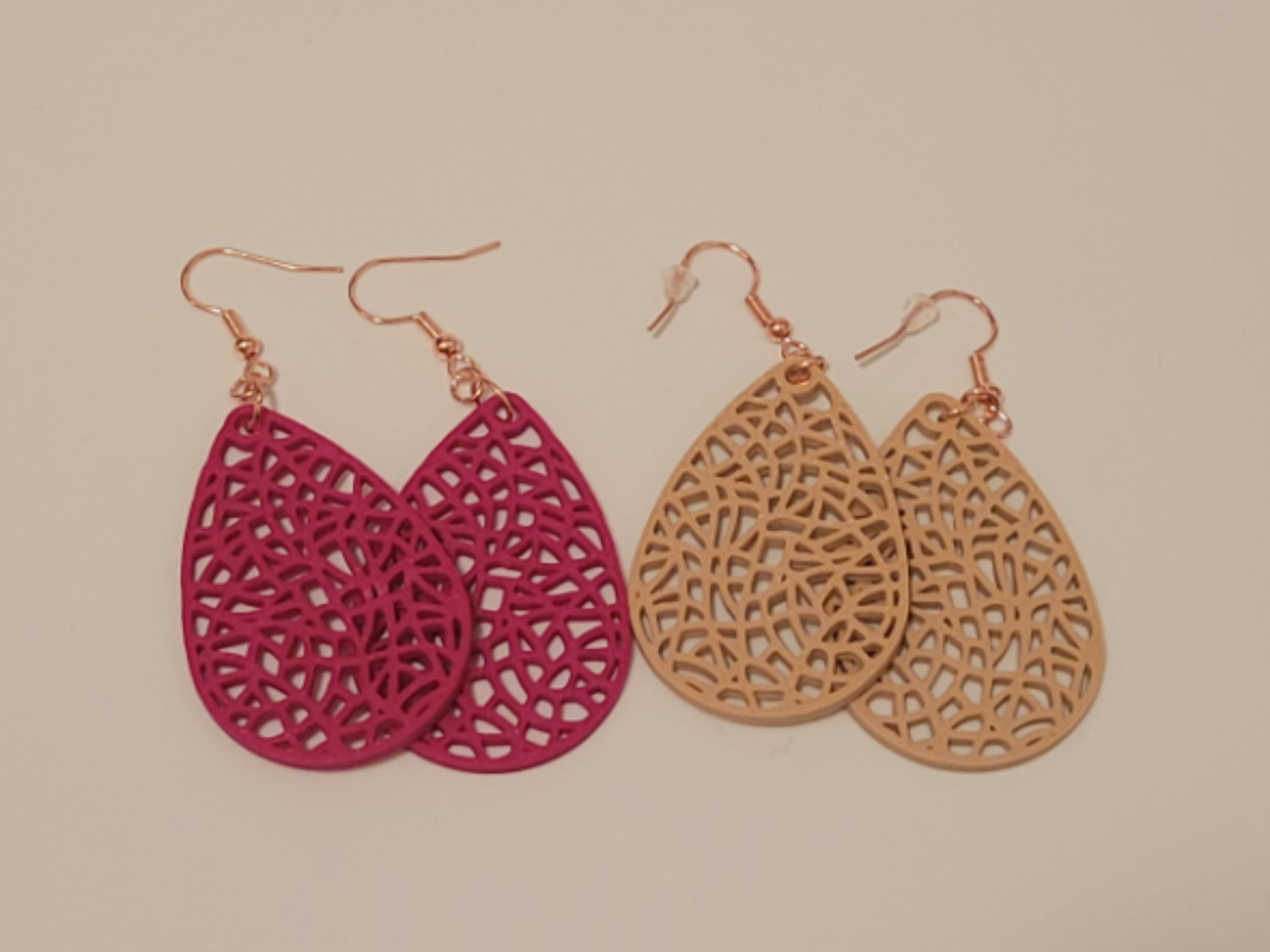 Filigrane Tropfen-Ohrringe mit Ornamentmuster