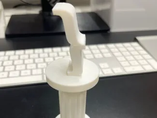 Programmierer Symbol Statue auf Sockel