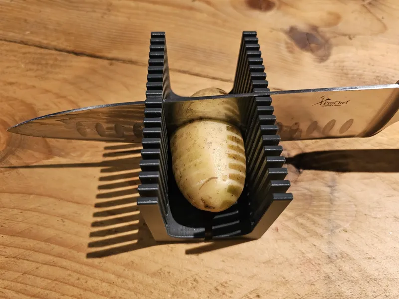 Hasselback patato cutting aid