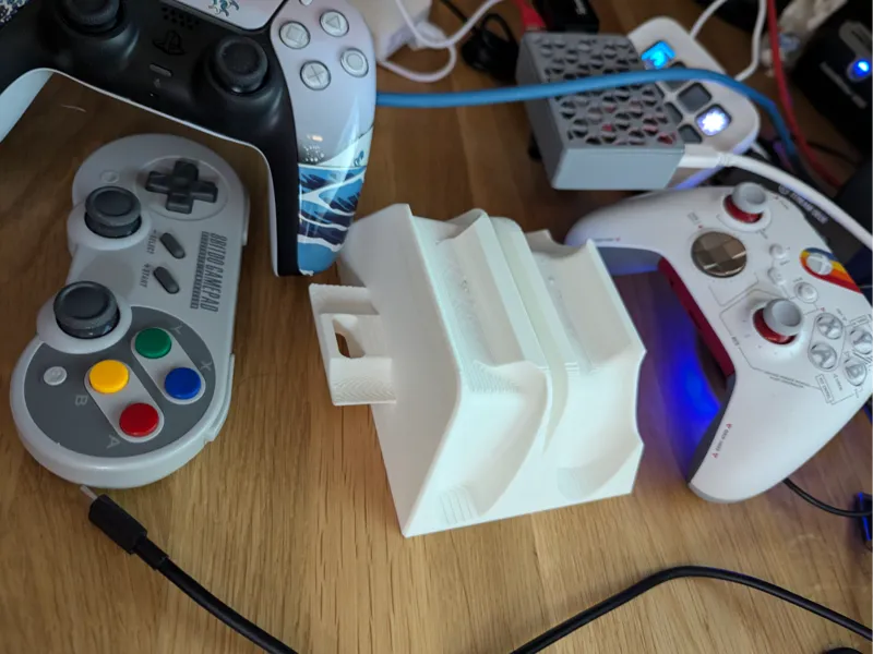 Trio controller Stand - PS5 / XBOX / 8bitdo SF30