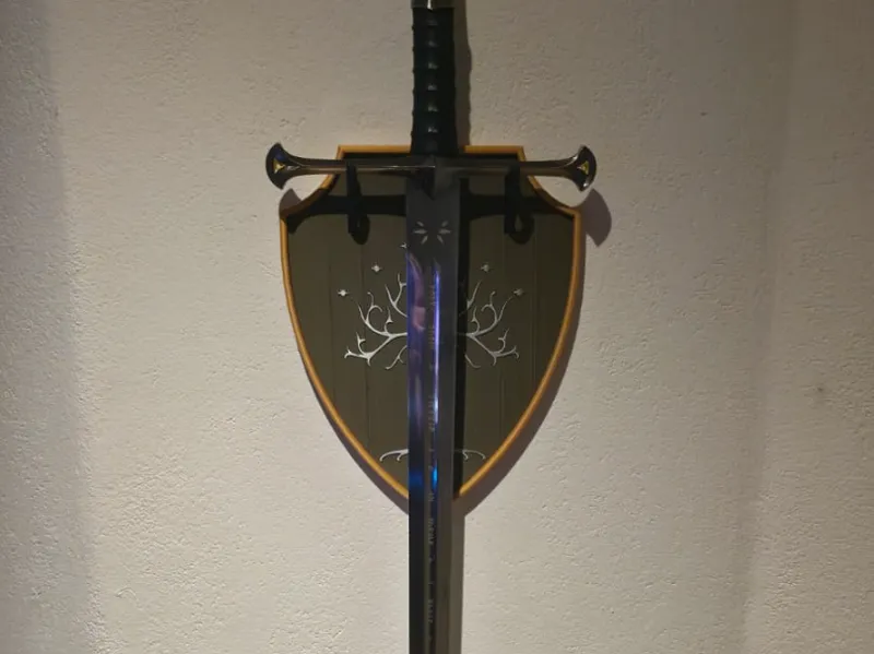 Narsil-Anduril Mounting Shield
