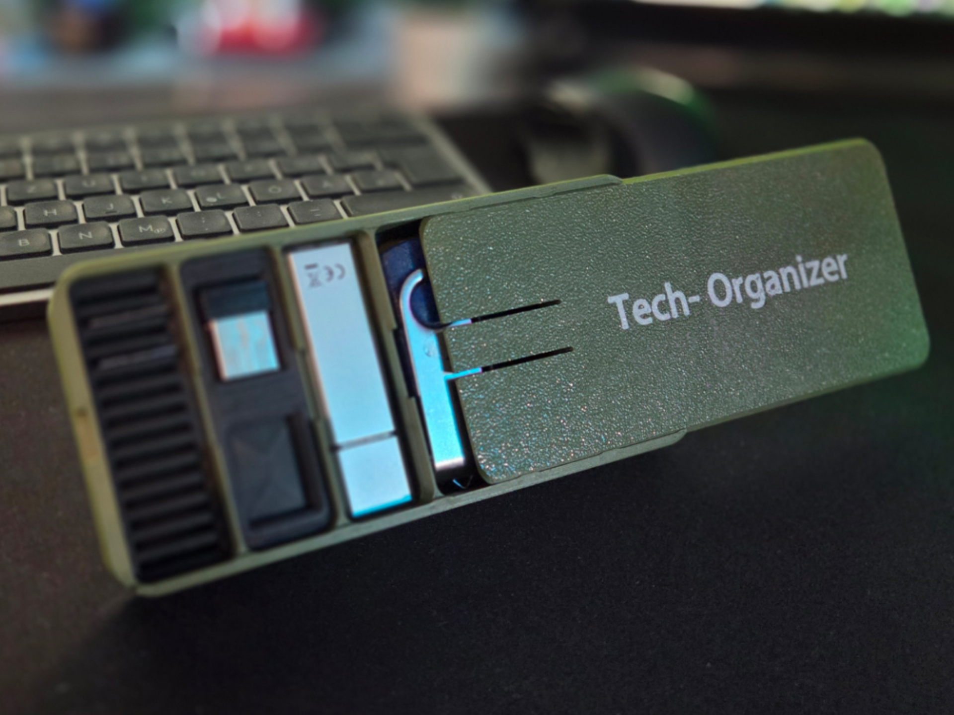 Sliding Tech-Case (USB, mic. SD, Dongles and more)
