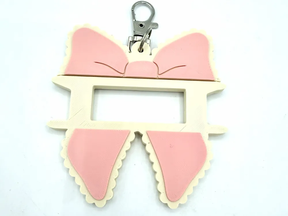 Accesorio para sujetar ligas de cabello: Bow Hair Tie Holder Bag Tag. Referencia del modelo original.