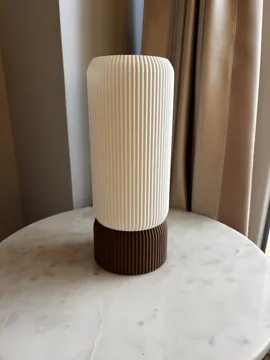 Accesorio de iluminación decorativa: The Basic Ribbed Desk Lamp — vista de referencia 4