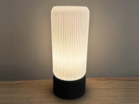 Accesorio de iluminación decorativa: The Basic Ribbed Desk Lamp — referencia de MakerWorld