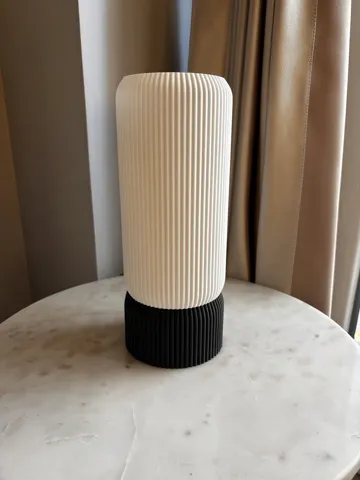 Accesorio de iluminación decorativa: The Basic Ribbed Desk Lamp — vista de referencia 3
