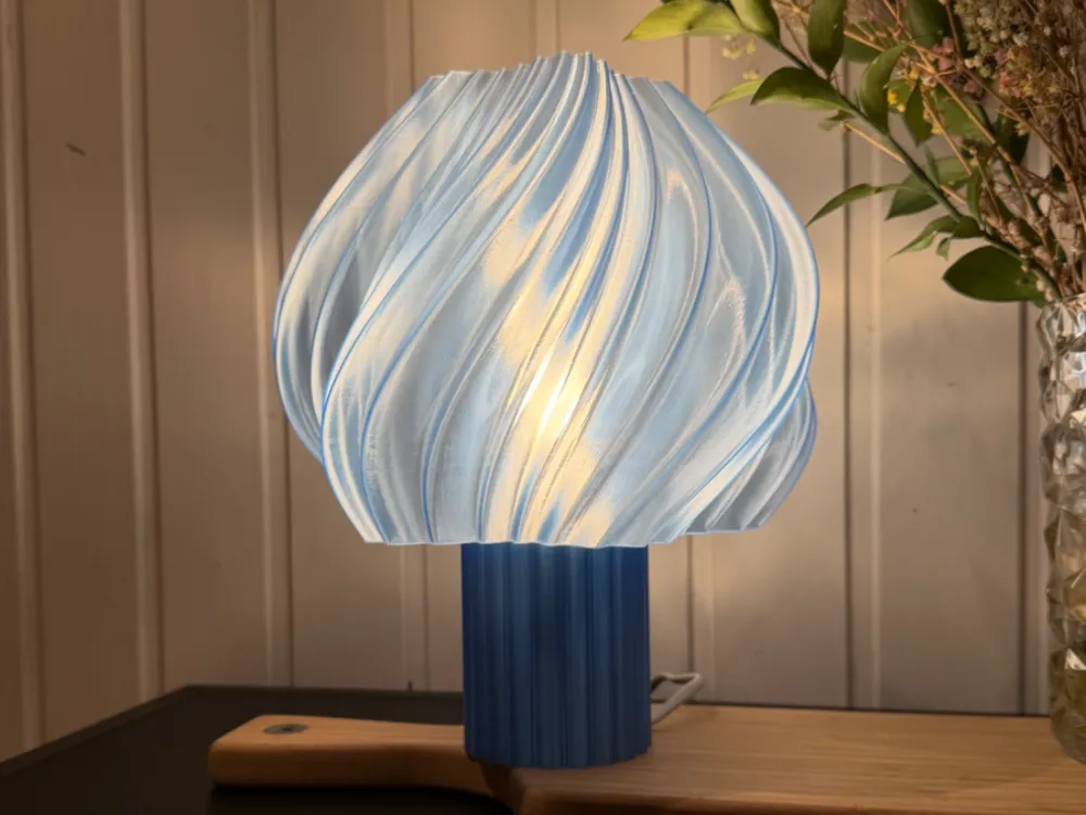 Accesorio de iluminación decorativa: CAROLINA - Table Lamp. Referencia del modelo original.