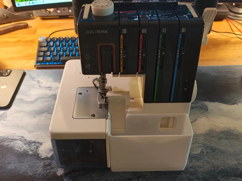 Huskylock 560 ED T Abfalleimer