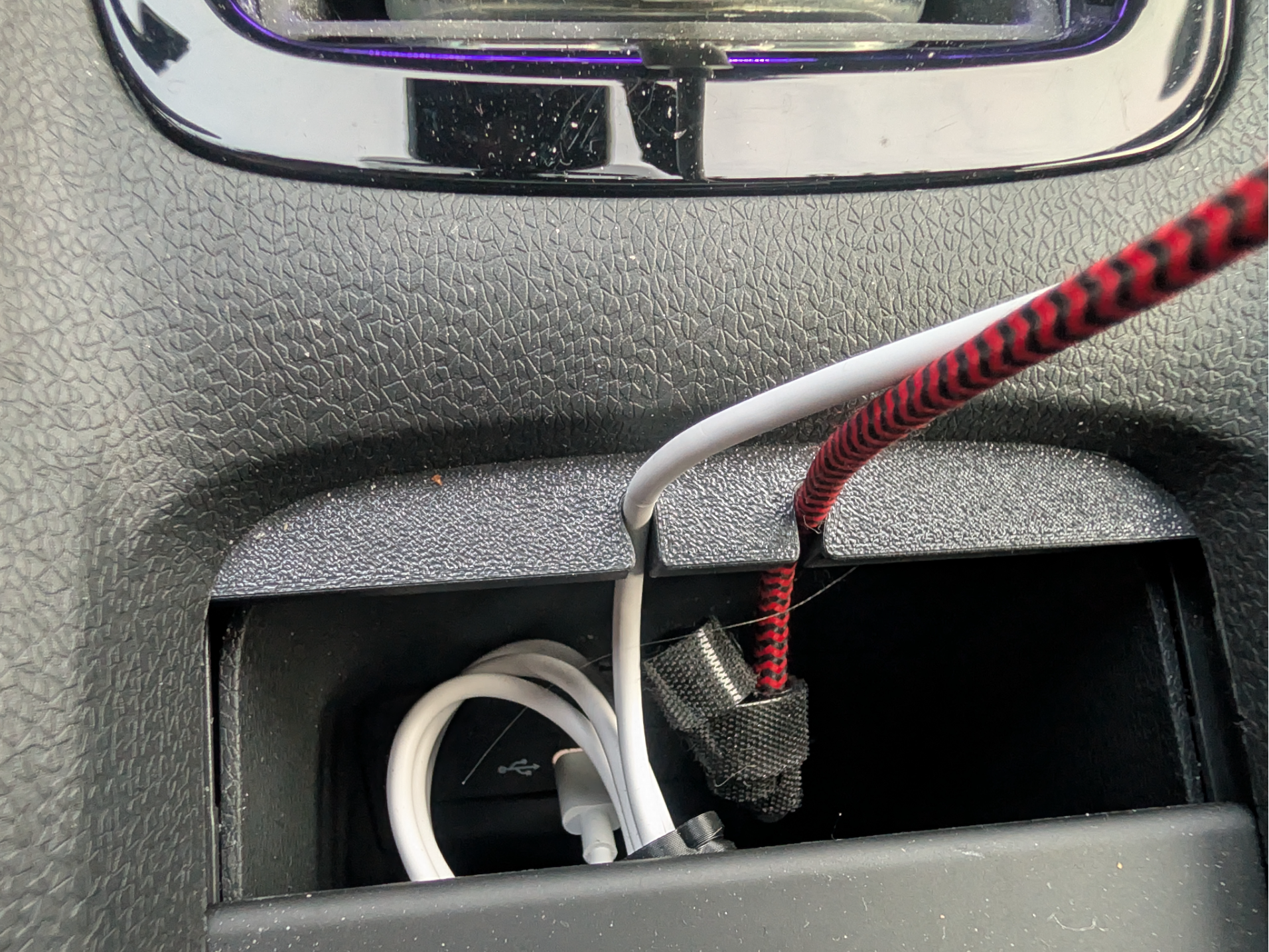 VW ID.3 Kabeldurchführung USB Ports Mittelkonsole