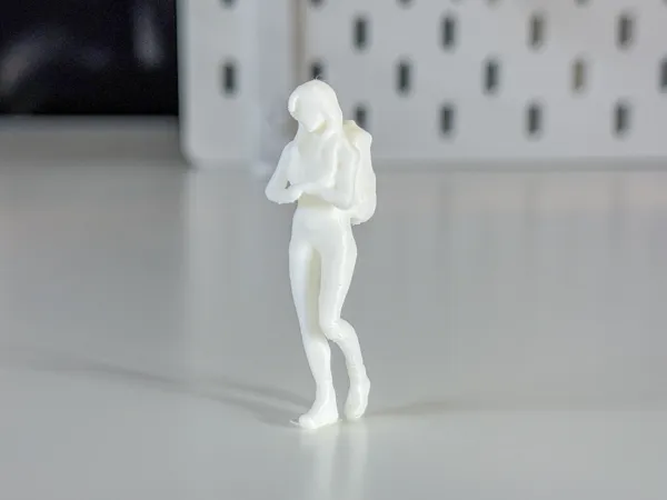 Femme touriste miniature pour diorama