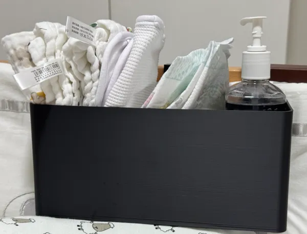 Plateau suspendu pour barreaux de lit bébé