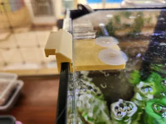 Handle for glass top fish tank