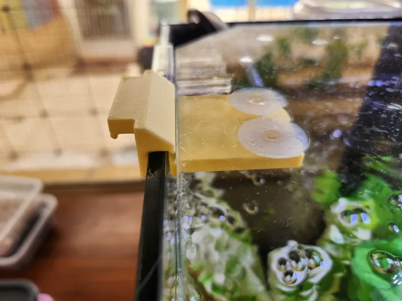 Handle for glass top fish tank