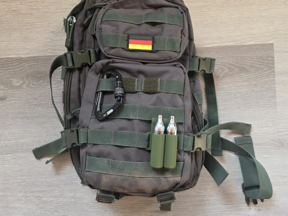 Modelo para impresión 3D: CO2 Kapsel (12g) - Halter für Molle Systeme. Referencia del modelo original.