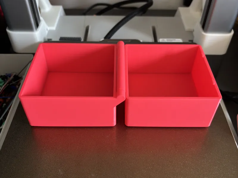 100x100x100mm Box with hinge and lock clip
