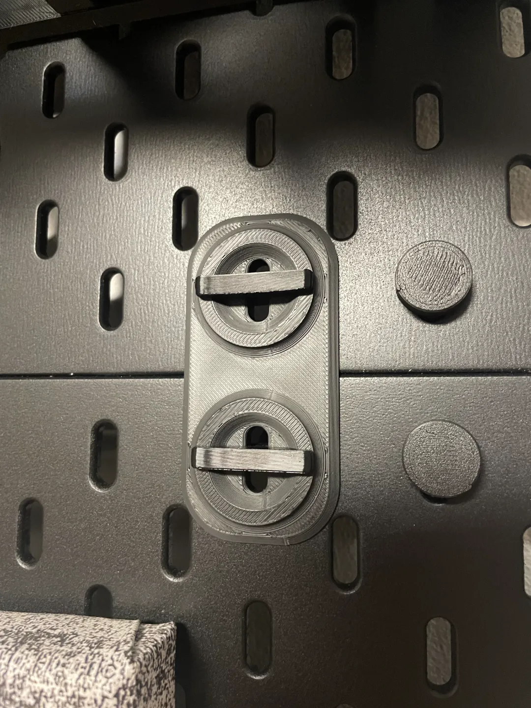 Skadis T-clip connector view 2