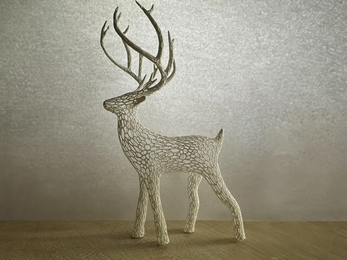 Renne de Noël ajouré (style Voronoï)