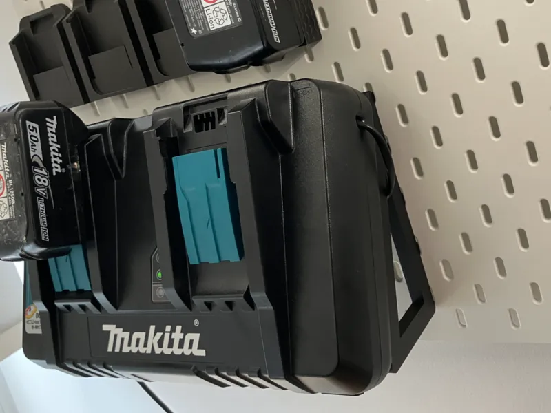Makita DC18RD Dual Charger – IKEA Skådis Mount