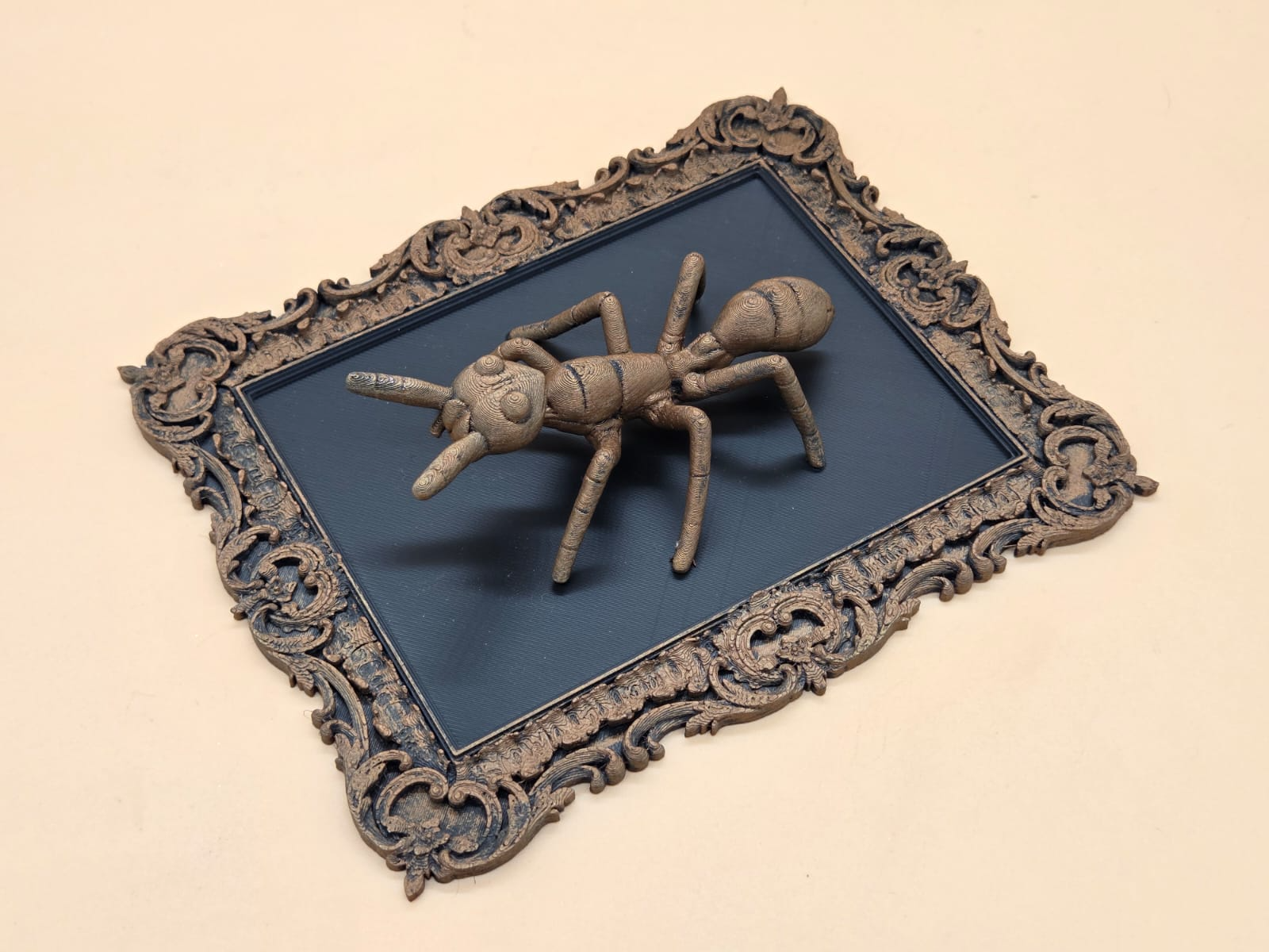 Dekorative 3D-Ameise im Zierrahmen