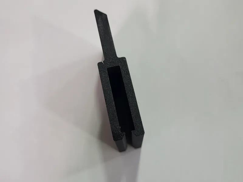 Clip strip Riser