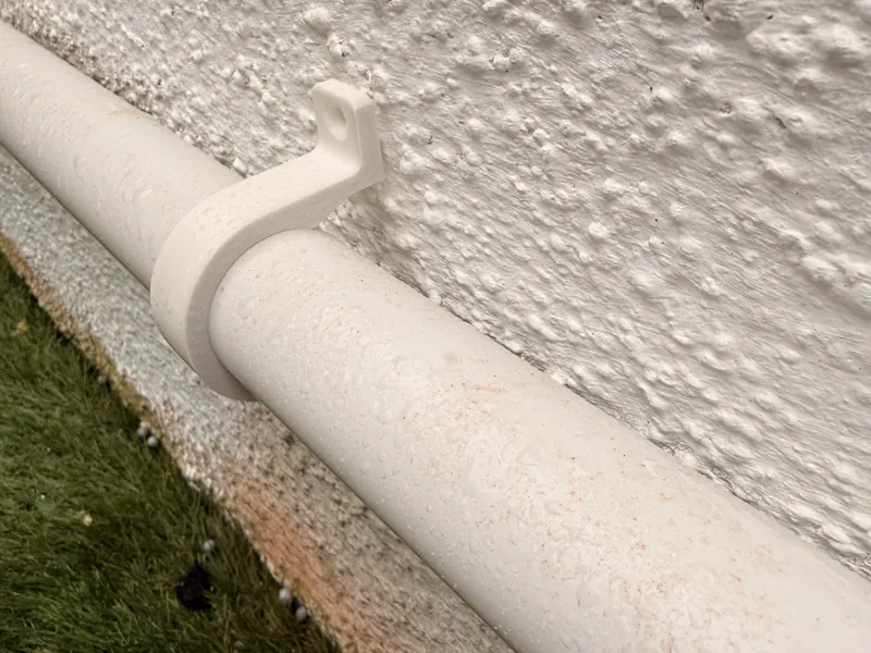 32mm pipe clip