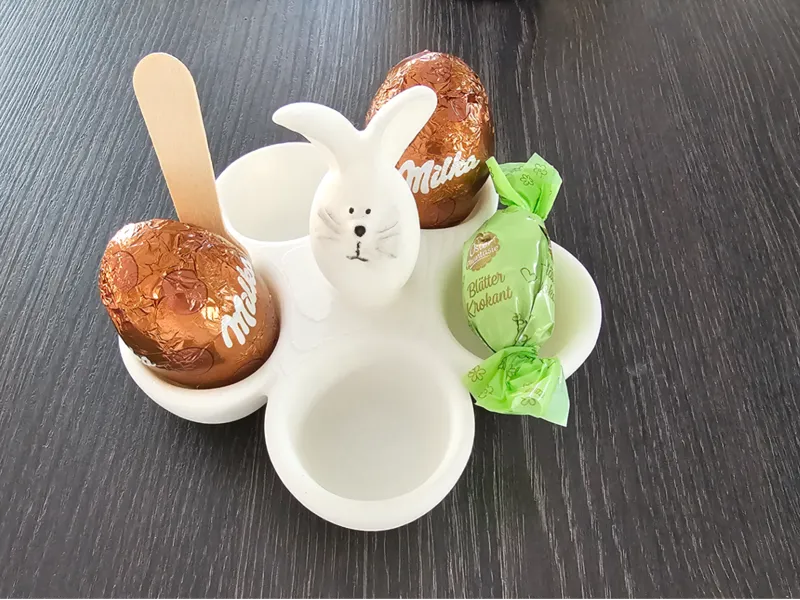 Der Ostereierhase, Osterhase, Osternest Eierbecher