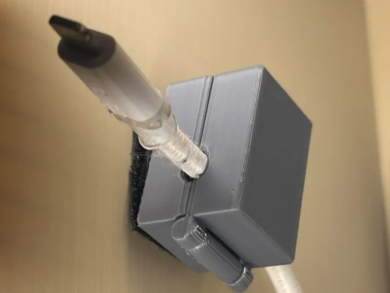 Magnetic cable holder 