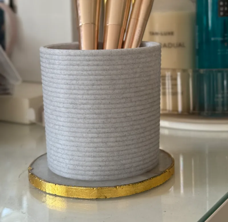 Make Up Pot Piped Design
