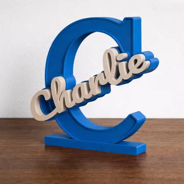 Letrero o emblema decorativo: Customizable Initial and Name Desk Sign Generator — vista de referencia 4